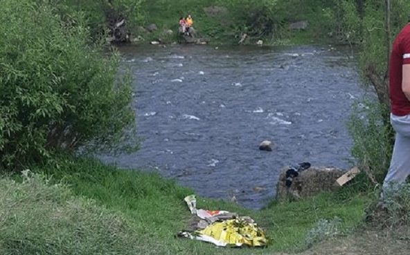 Cadavrul unui bărbat, descoperit pe cursul unui râu