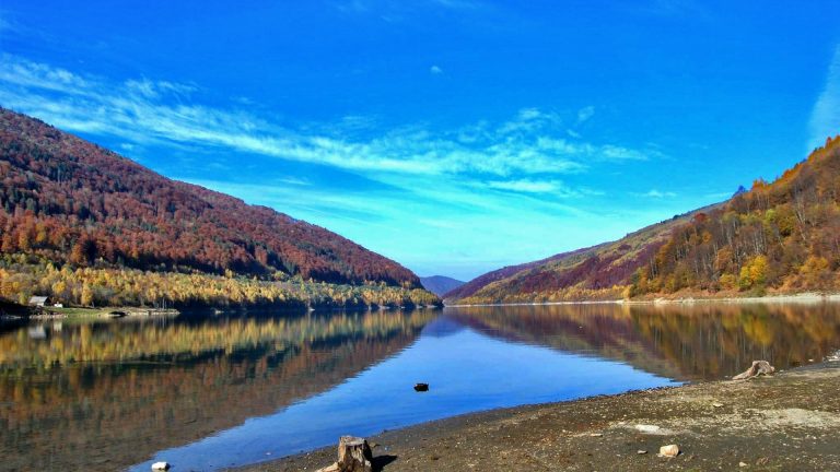 Sărbătoare de Ziua Munţilor Ţarcu, la Poiana Mărului