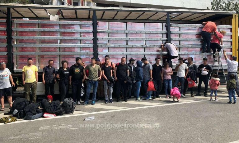 Copii între 3 și 7 ani, ascunși într-un automarfar între paleți cu șervețele, se întâmplă în vestul țării