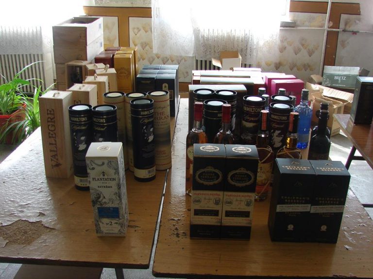 Razie de weekend în Piaţa Flavia din Timişoara. Ce vindea un bărbat, pe ascuns. Foto