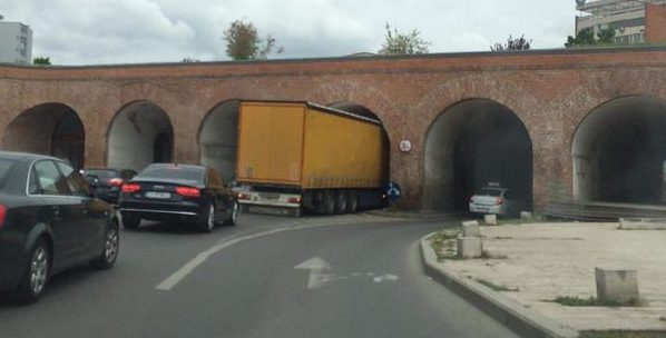Șofer de TIR, la un pas să distrugă zidurile din vechea cetate Timișoara!