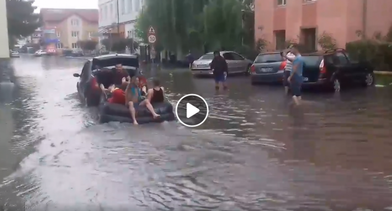 VIDEO. Oraș inundat, tineri la plimbare cu salteaua pneumatică. Unde s-a petrecut ”distracția estivală”