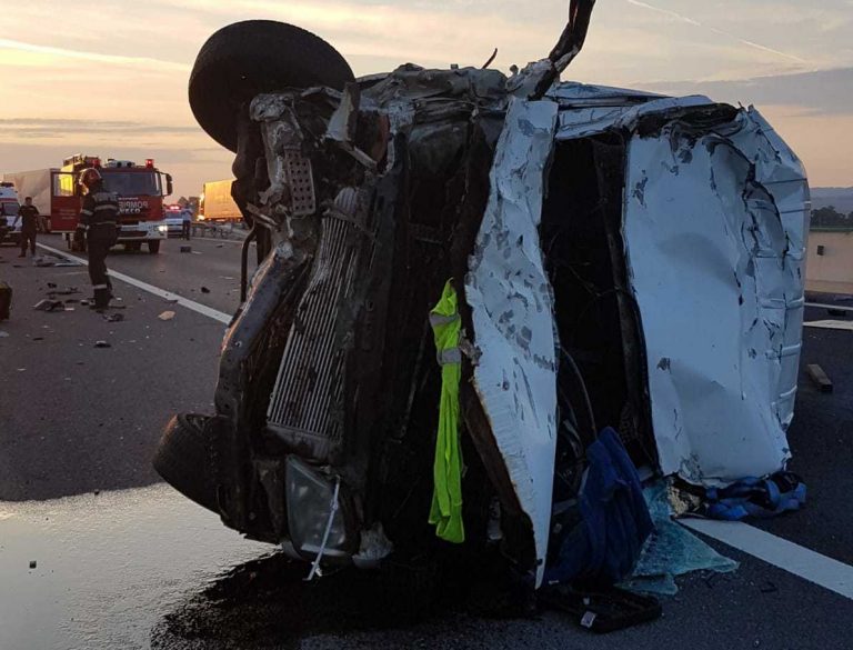 Tragedie pe autostradă, în vestul țării. Șofer aruncat din mașină. Foto