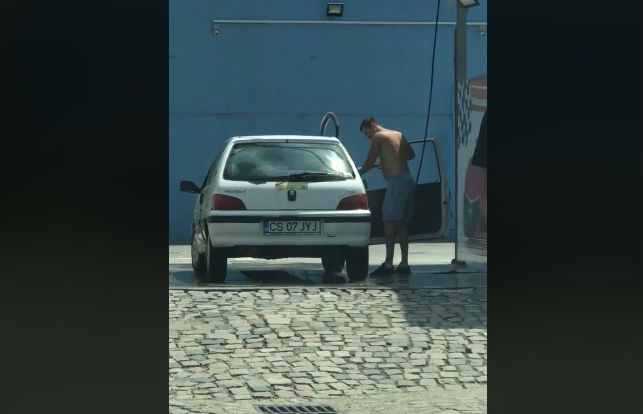 VIDEO de tot hazul! Cum se spală o mașină la Reșița, după inundații!