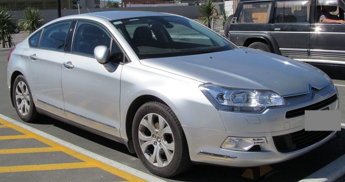 2010_Citroen_C5_2.0_Comfort_HDi_Saloon_(8602856730)