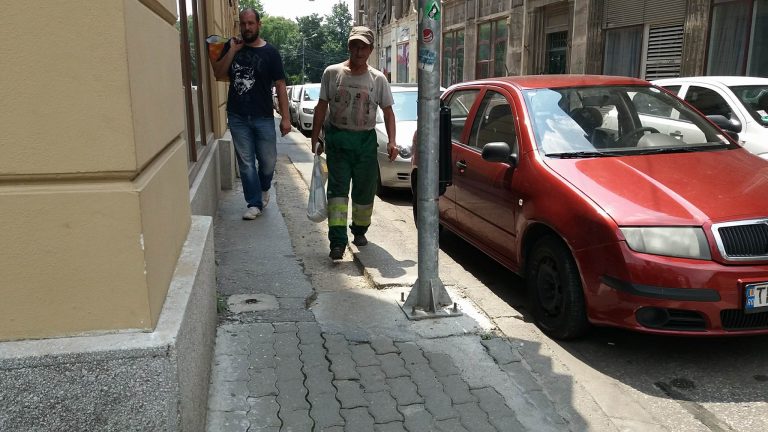 Serialul „Ale cui e trotuarele” continuă! Pietonul devenit cascador de nevoie Foto