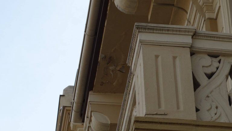 Timişorenii revoltaţi de reabilitarea proastă a Palatului Apelor! Zidăria a început să crape Foto