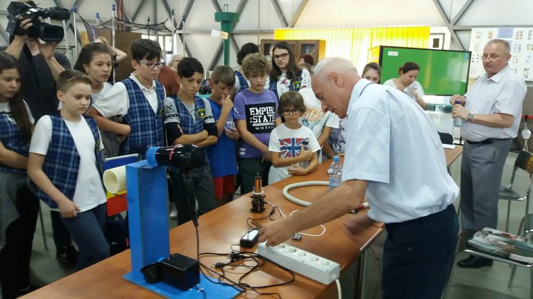 Micii oameni de știință pornesc să inventeze trenurile viitorului Foto – Video