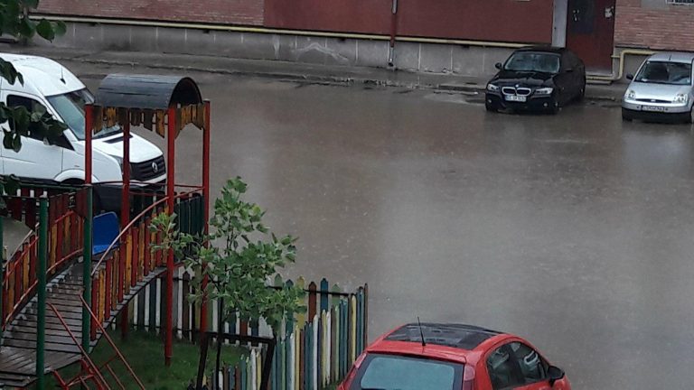 Oraș inundat în vestul țării în urma unei ploi torențiale! Foto-video
