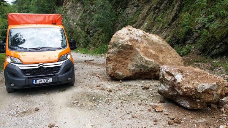 Căderi de stânci pe un drum național din Banat! Jumătate din șosea este blocată. Foto