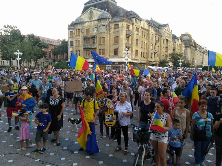 UPDATE: Timișorenii în stradă! Sute de persoane cer demisia Guvernului  Foto-video