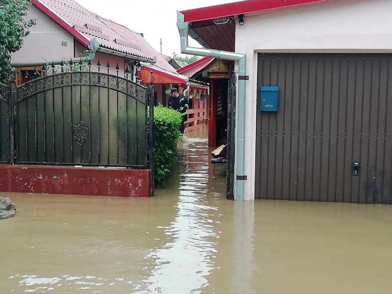 Inundaţii la Arad: o stradă şi mai multe gospodării sub apă. Foto