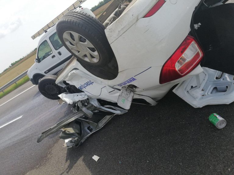 Scurgeri de combustibil pe autostrada Timișoara-Arad după un accident. FOTO