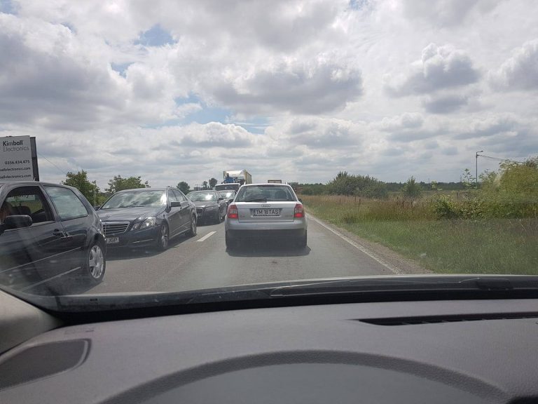 Se circulă în coloană pe DN6, între Timişoara şi Becicherecu Mic