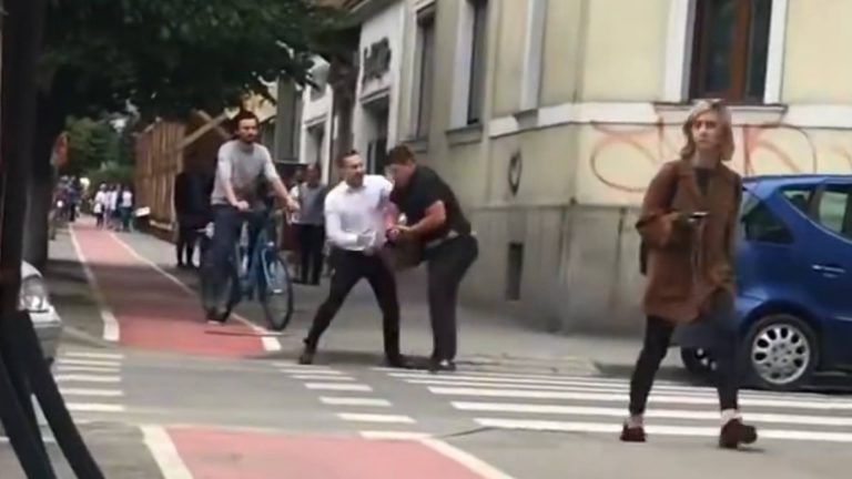 Bătaie pe trecerea de pietoni! Motivul ciudat al încăierării dintre doi bărbați Foto – Video