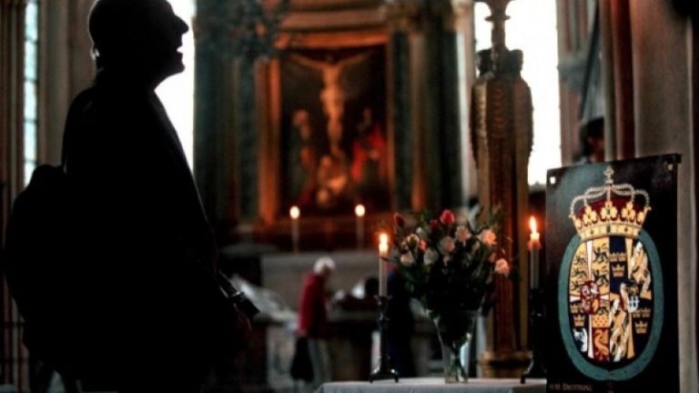 Preot șantajat de o româncă de 29 de ani, după întâlnirile intime din casa parohială