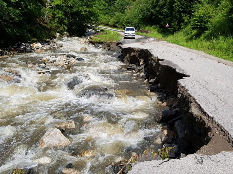 Drum județean, distrus de viitură! Ducea spre o importantă stațiune turistică