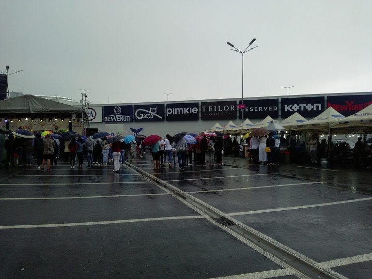 Public redus la Festivalul Berii! Ploaia a năruit distracția timișorenilor Foto