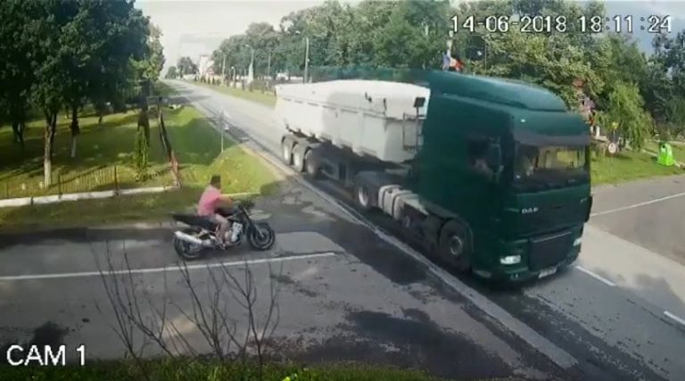 Imagini șocante în Timiș! Momentul în care un motociclist se izbește puternic de un camion. Video