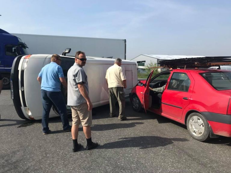 Accident grav în vestul țării! Impactul a fost atât de puternic încât una din mașini s-a răsturnat