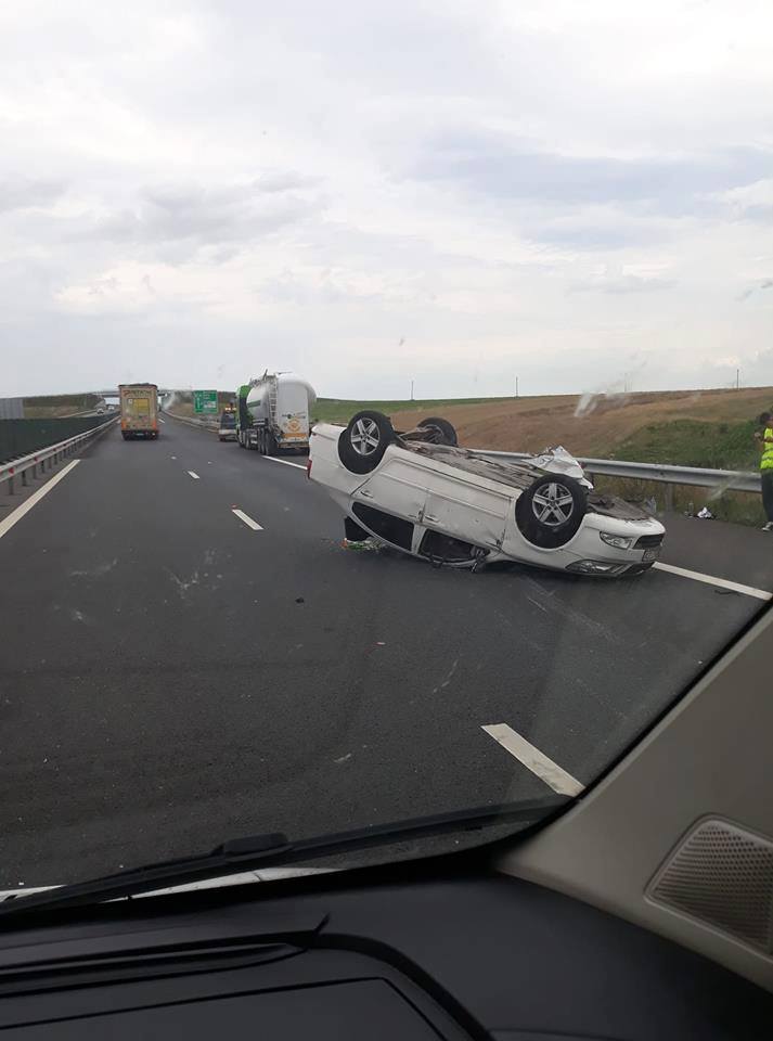 Accident între o cisternă şi o maşină pe autostrada spre Lugoj. Circulaţie restricţionată! Foto