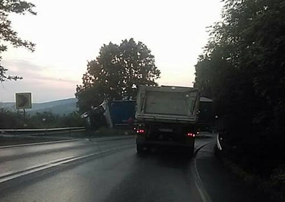 Accident cu două TIR-uri pe DN7! Impact violent pe contrasens