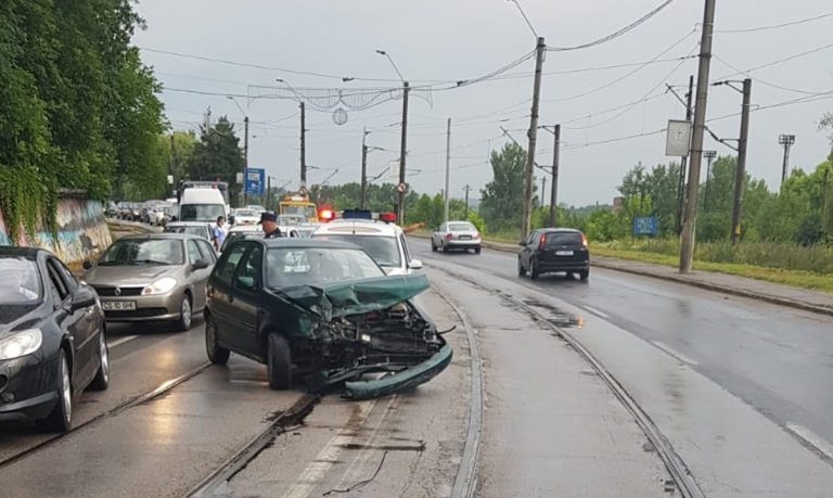 Accident grav în vestul țării! Două autoturisme s-au ciocnit frontal!