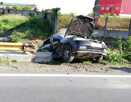 Accident pe o șosea din vestul țării! Două mașini s-au ”scufundat” într-un șanț adânc