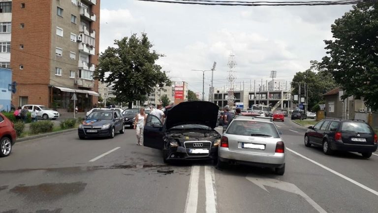Două autoturisme AUDI s-au ciocnit violent, în vestul țării