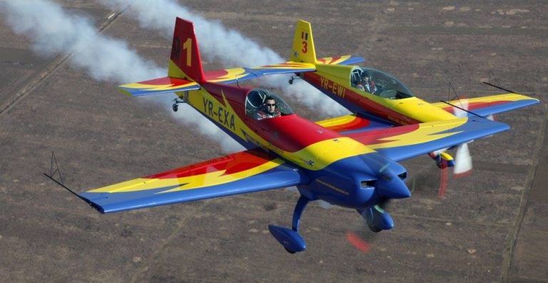 Show-ul aerian din Timisoara: acrobaţii, aeronave militare şi pirotehnie