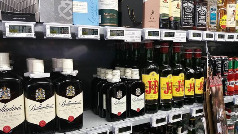 Un tânăr din Timișoara ”a dat năvală” în raftul cu alcool dintr-o societate comercială
