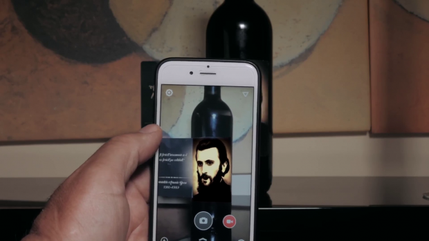 A apărut sticla de vin cu chipul lui Arsenie Boca! Eticheta ”vorbește” cu credinciosul și îl ”îndrumă”. Video