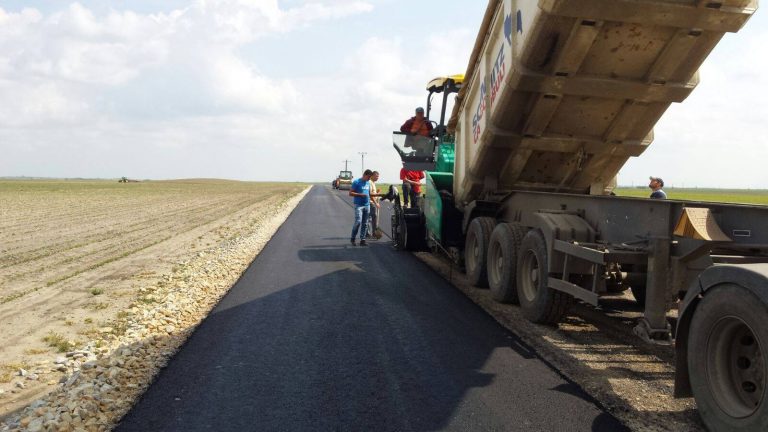 Drumul spre localitatea „lui Iohannis” a intrat în modernizare