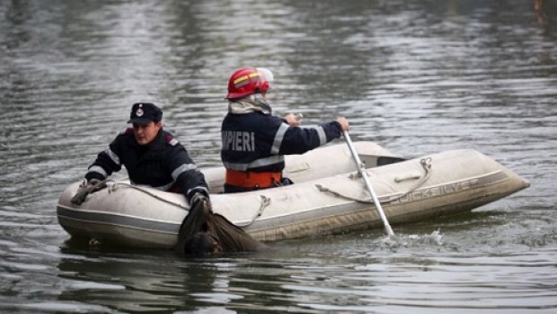 Vârstnic de 85 de ani surprins de furtună, pe Dunăre!