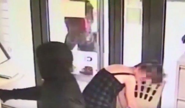 Imagini șocante cu un jaf ratat. Reacția unei cliente în fața atacatorului înarmat. Imaginile au devenit virale