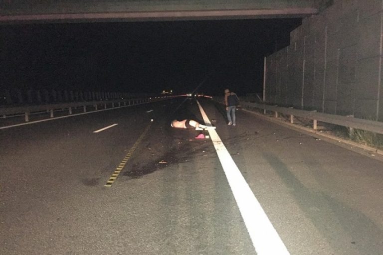 [FOTO] Un tânăr s-a aruncat de pe pod, în vestul țării, iar maşinile au trecut peste cadavru. Ce a scris în biletul de adio