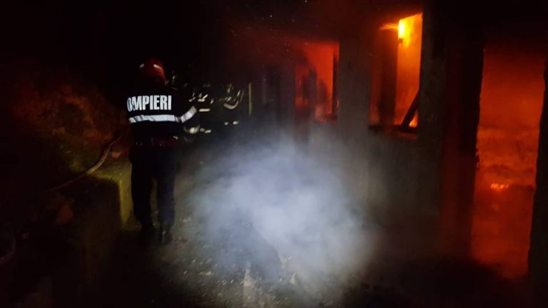 Acoperișul unei case parohiale a ars, lângă Timișoara