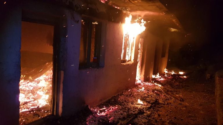Incendiu violent la o casă din vestul țării