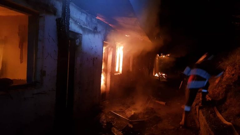 Pompierii au stins un incendiu şi au asanat o zonă, unde fusese descoperit un proiectil de artilerie