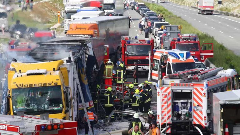 [FOTO] TIR românesc implicat într-un teribil accident în Germania. Trei TIR-uri s-au ciocnit violent