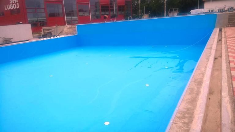 Un student a murit înecat în piscină, în timpul unui joc