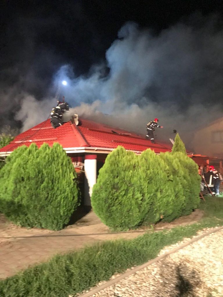 Incendiu la o vulcanizare auto din Timișoara. S-a extins la două case
