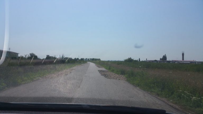Variantă de ocolire pe drumul care duce spre autostrada Timișoara-Arad. Se fac lucrări de reparații