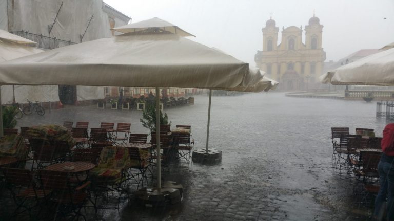 Furtună scurtă la Timișoara, dar puternică! Vestul țării, sub cod portocaliu de inundații. Foto