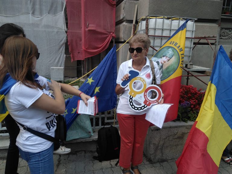Protest cu participanți puțini, la Timișoara, pentru demisia Guvernului Dăncilă. Foto-video