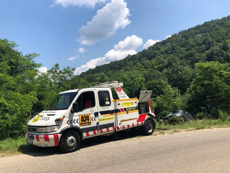 A avut noroc cu carul! Cum arată mașina după un plonjon epocal în râpă Foto