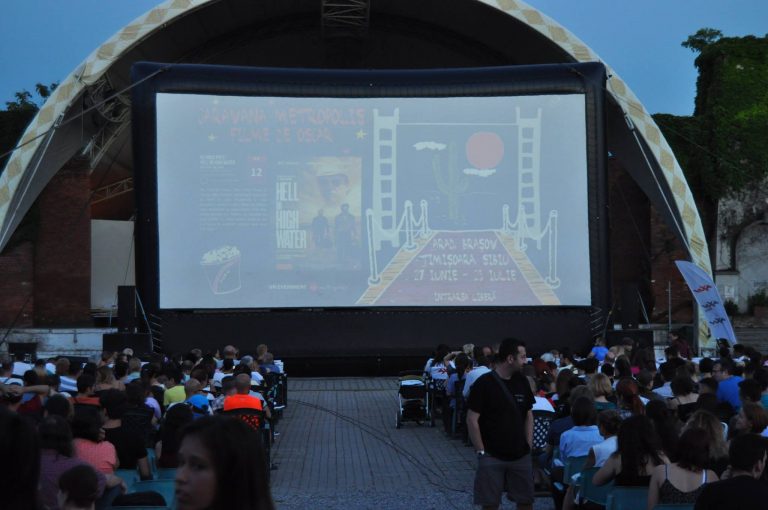 Ecranul gigant de 120 de metri revine în Parcul Rozelor pentru caravana de film