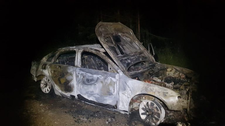 Autoturism în flăcări și accident cu două victime în Caraș-Severin