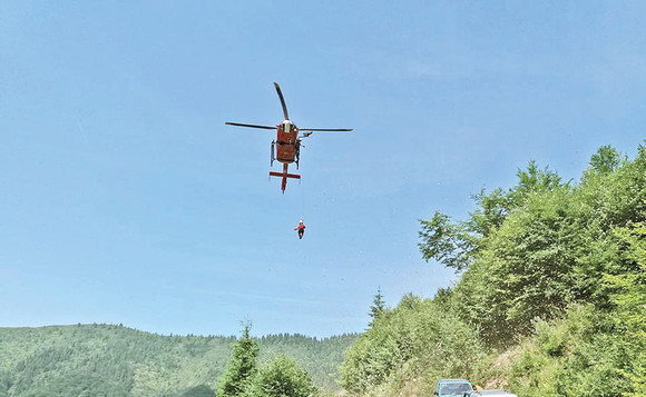 Intervenție a elicopterului în Masivul Retezat! Turistă prăbușită pe stânci, preluată cu troliul