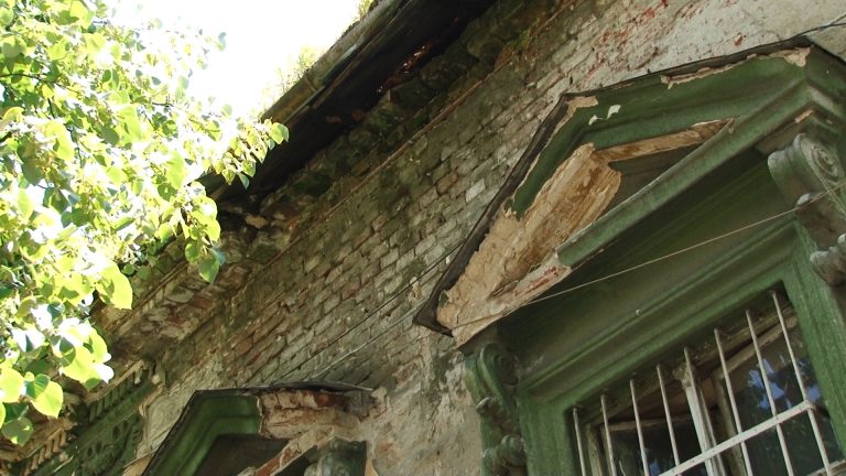 ”Ascundem mizeria sub preș!” Ce cred timișorenii despre acoperirea fațadelor degradate cu plasă de protecție